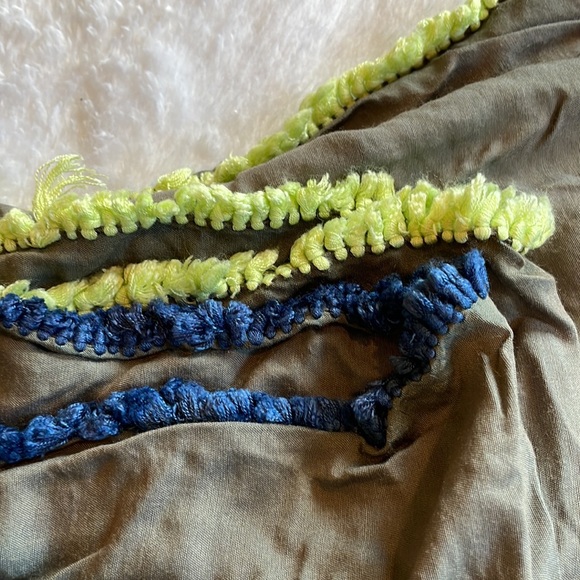 Grey scarf with yellow and blue tassels - Picture 2 of 3